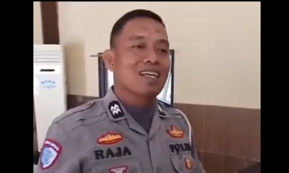 Ayah MF, Aiptu Rajamuddin, anggota Satlantas Polres Sinjai diduga hanya menyaksikan penganiayaan yang dilakukan anaknya. (X@neVerAl0nely__)